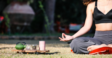 Femme qui pratique la méditation avec du thé