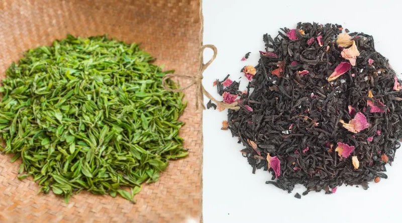 Photo avec à gauche du thé vert et à droite du thé noir